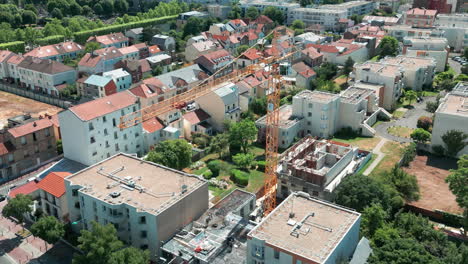 asnières-sur-seine en los suburbios parisinos con los rascacielos de la defensa en el fondo, francia