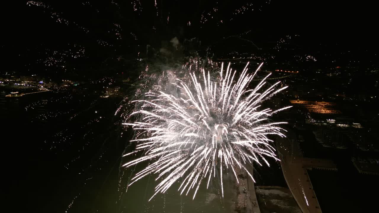 espectáculo de fuegos artificiales sobre la costa de senigallia-2