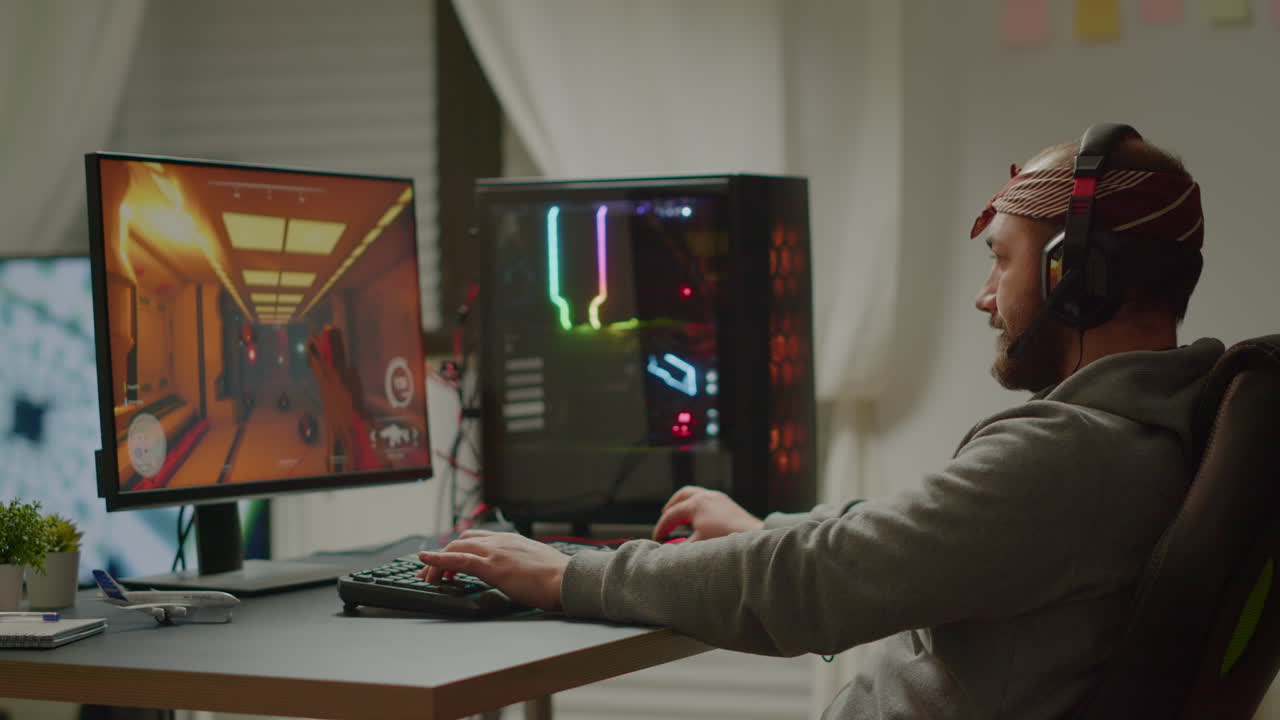 즐거운 게이머가 승리하는 1인칭 슈팅 온라인 비디오 게임