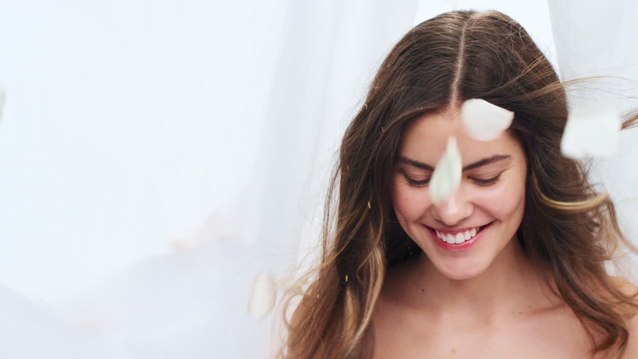 mujer con pétalos de rosa y cortinas