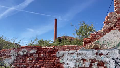 fábrica abandonada algarve portugal, chimenea y ladrillo forman obras de arte interesantes