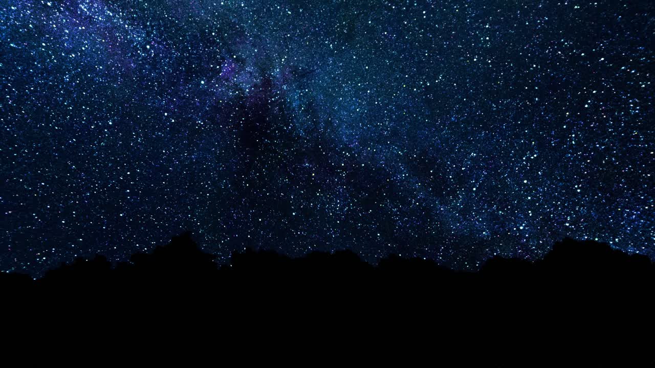 산 위의 별이 가득한 밤하늘