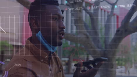animación del procesamiento de datos del mercado de valores sobre un hombre afroamericano hablando en su teléfono inteligente en la calle