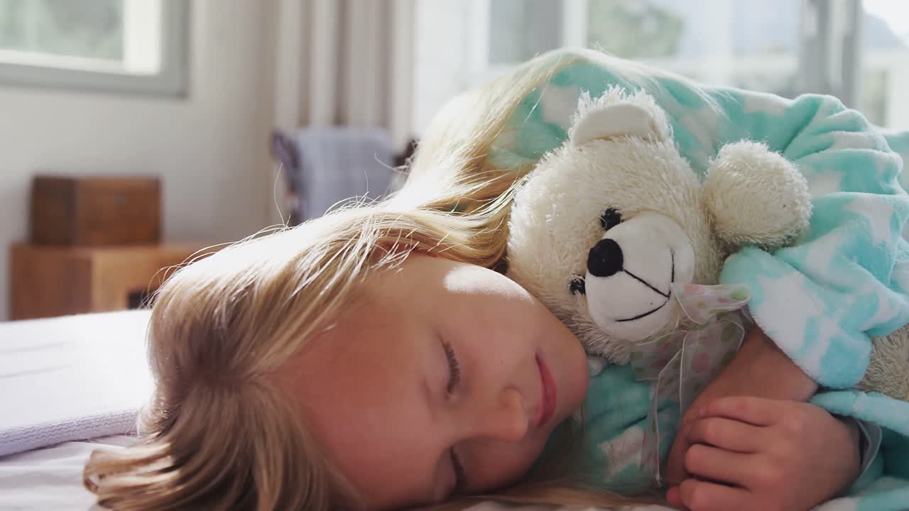 Bambina che dorme con il suo orsetto 4k