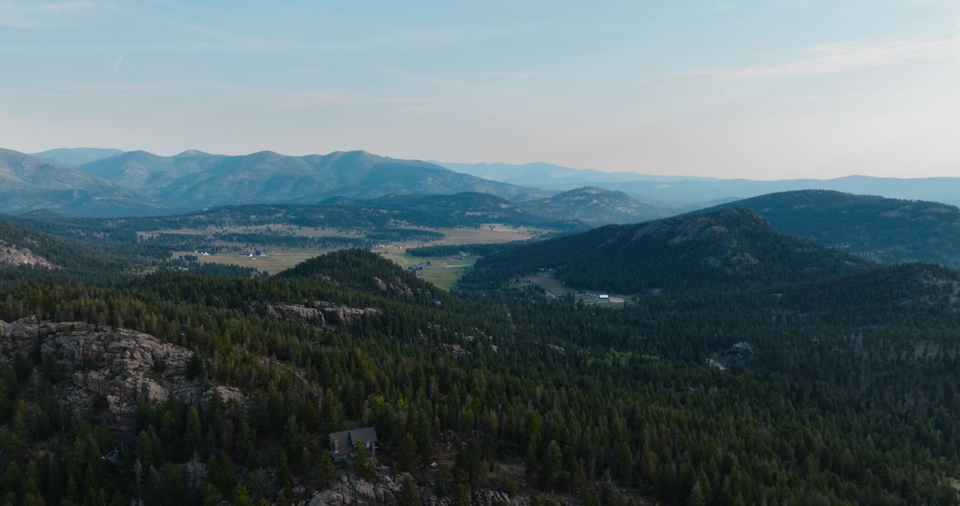 Droneoptagelse af Rocky Mountains i Evergreen, Colorado om sommeren ved solopgang.