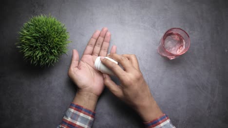 persona que toma pastillas con agua