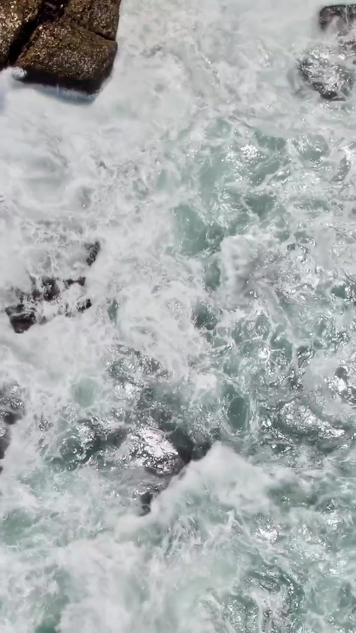 Onde che si infrangono sulla costa rocciosa del Portogallo