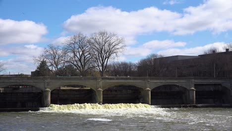 el agua contaminada fluye desde el río flint a través de flint michigan durante su crisis de agua 2