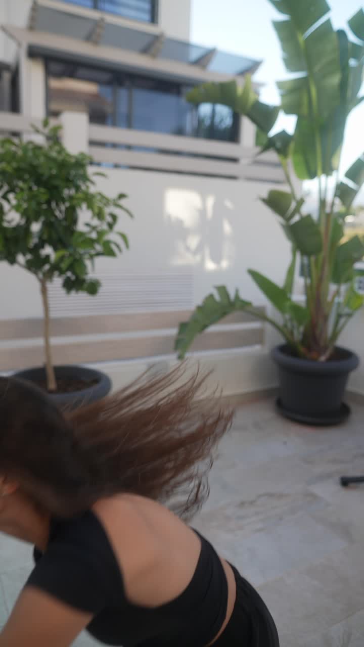 женщина играет с мячом на террасе