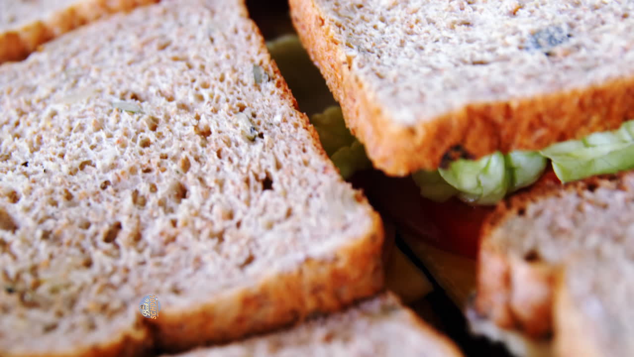 샌드위치 위에서 학교로 돌아가는 텍스트의 애니메이션