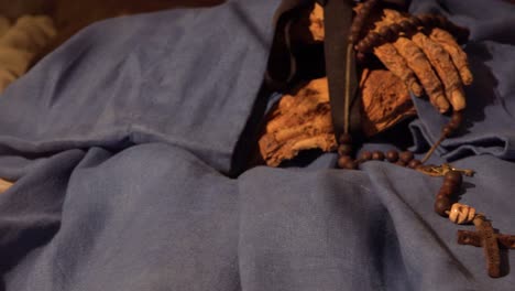 las manos de una momia masculina sostienen una cruz en una cripta en vac hungary 1