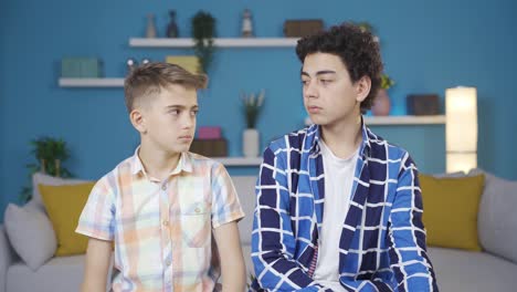dos hermanos pequeños que se ofenden el uno con el otro.