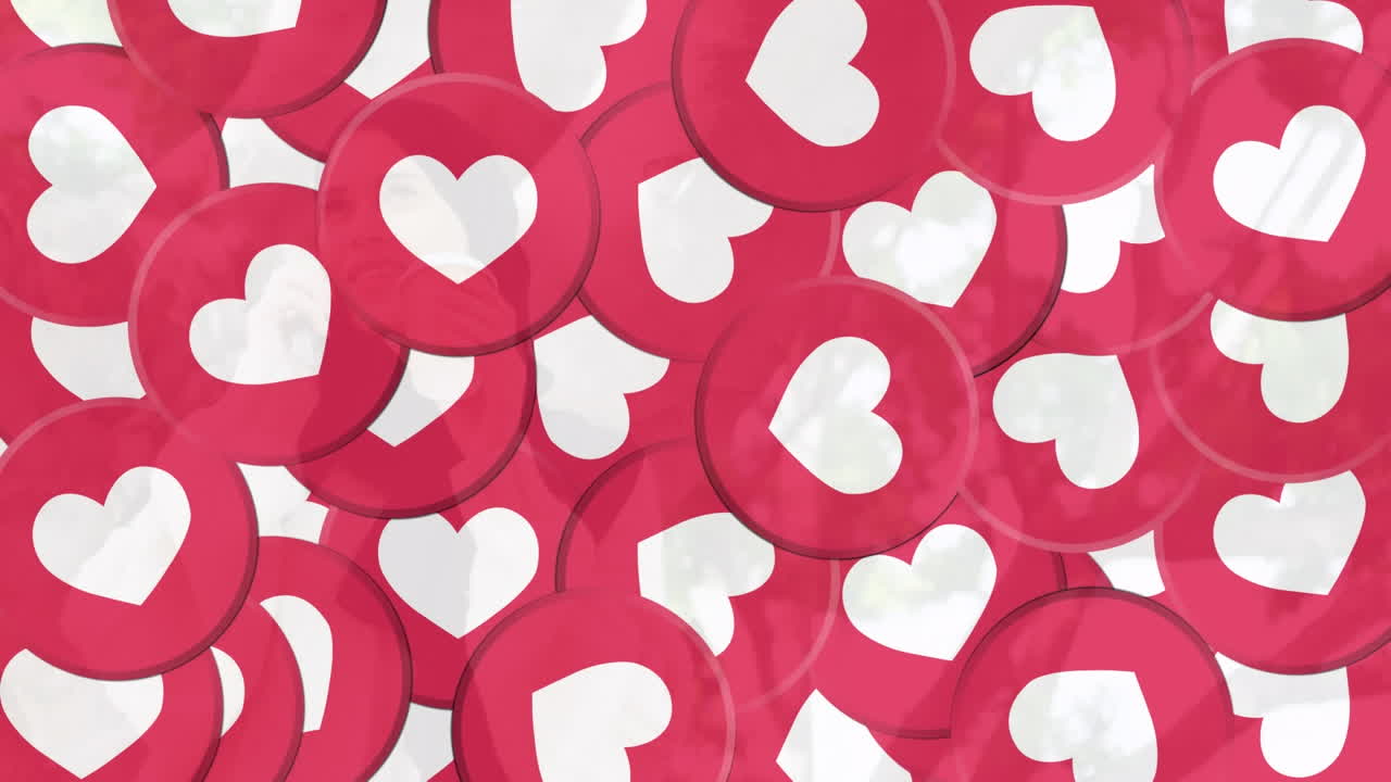 스마트폰을 사용하여 히자브를 입은 여성 위에 떨어지는 이모티콘의 애니메이션