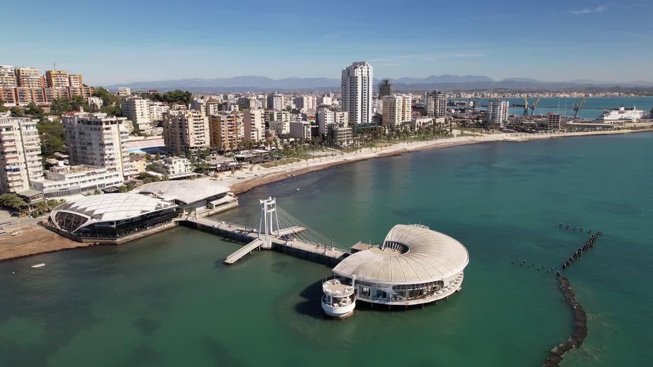 Città costiera di Durazzo con località balneare sul mare, lungomare, edifici e hotel per turisti