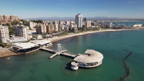 ciudad costera de durres con resort de vacaciones en el mar, paseo marítimo, edificios y hoteles para turistas