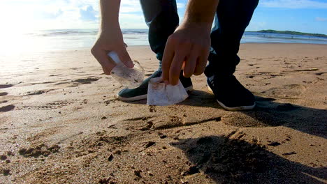 Limpieza-De-Playa-Por-Voluntariado-Recolección-De-Basura-Limpieza-De-Playa