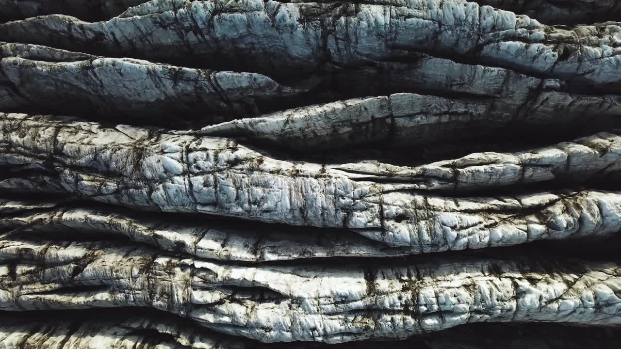 ⁇ 은 날 에 아이슬란드 의 빙하 의 짜여진 얼음 표면 을 위 에서 보는 공중 사진