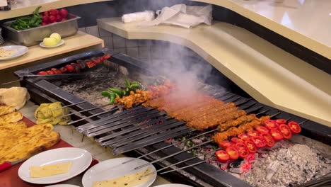 불에 요리해 터키 요리 페르시아 음식 바베큐 바비큐 케 ⁇  구운 토마토  ⁇ 고기 스테이크 이스탄불 터키 전통 아다나 케 ⁇  바베큐 클로즈업 경치 아름다운 입에 물이 오는 지역 맛있는