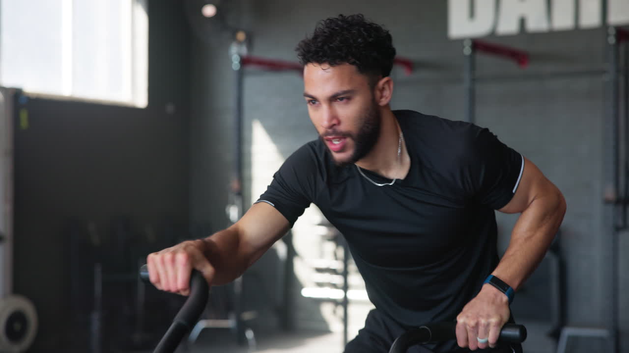 hombre trabajando en una bicicleta estacionaria en el gimnasio