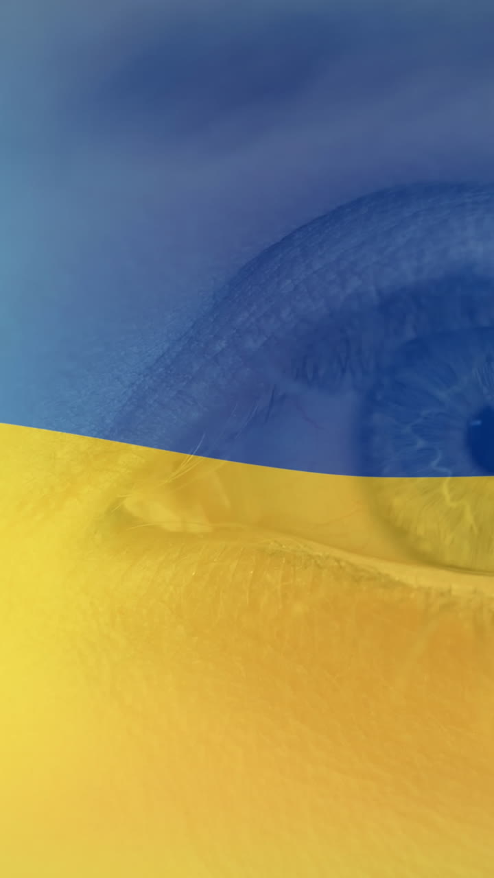Animazione della bandiera dell'Ucraina che sventola sopra l'occhio aperto di una donna caucasica