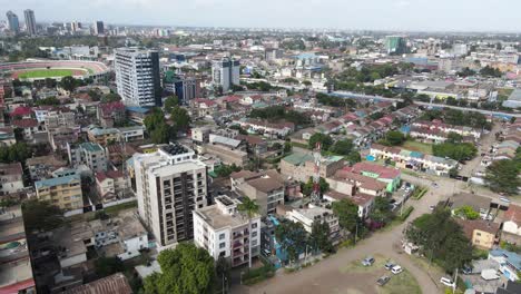 vista aérea de drones de nairobi, kenia, área del vecindario oeste y horizonte del centro en un día soleado, disparo de drones de 60 fps