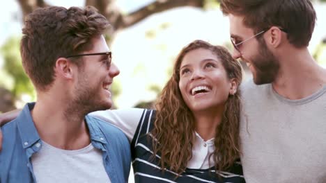 amigos hipsters felices riendo juntos