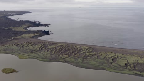 Atemberaubende-Luftaufnahme-Des-Küstengebiets,-Das-Durch-Erosion-Durch-Elemente-In-Island-Geformt-Wurde