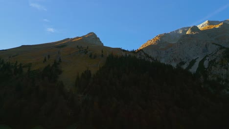 Picos-Montañosos-De-Los-Alpes-De-Parallax-En-Austria-Baviera-Con-Prados-De-Hierba-Verde-Románticos-Y-Escénicos-Y-Arces-En-El-Paisaje-Natural