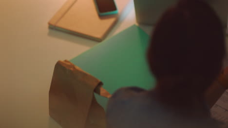trabajo en equipo de diseño web por la noche
