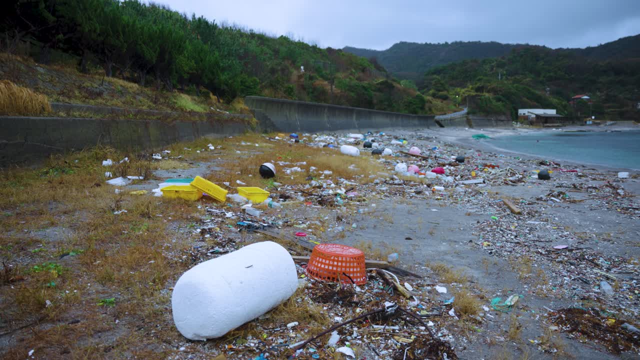 I rifiuti di plastica oceanica si riversano sulle remote isole Oki dopo una tempesta in Giappone
