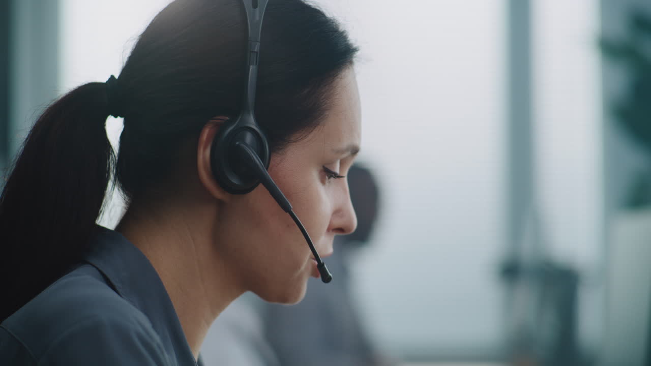 헤드폰 을 사용 하는 콜 센터 의 여자
