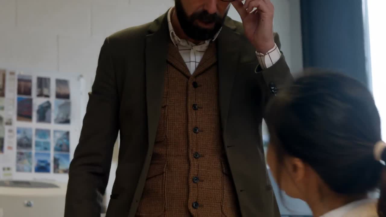 colegas interactuando entre sí 4k