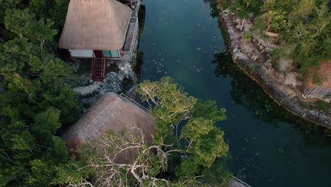 drone tilt shot vista panorámica del complejo hotelero zamna en méxico