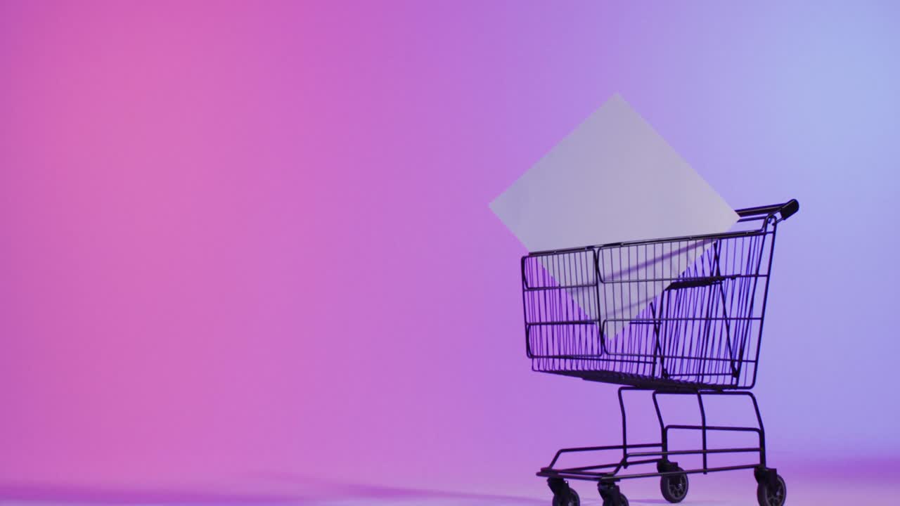 video de un carrito de compras y un lienzo con espacio de copia sobre un fondo rosa neón