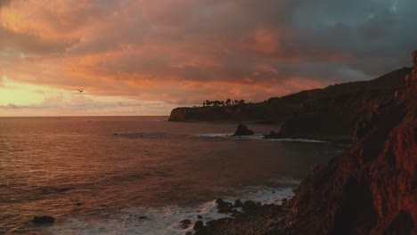 Momento-De-La-Puesta-Del-Sol-Y-Vista-De-Drones-De-Menor-Altura-Desde-La-Costa-De-Palos-Verdes-Estates,-California