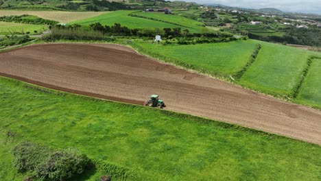 tractor agrícola en são miguel tierras agrícolas en las islas azores, portugal