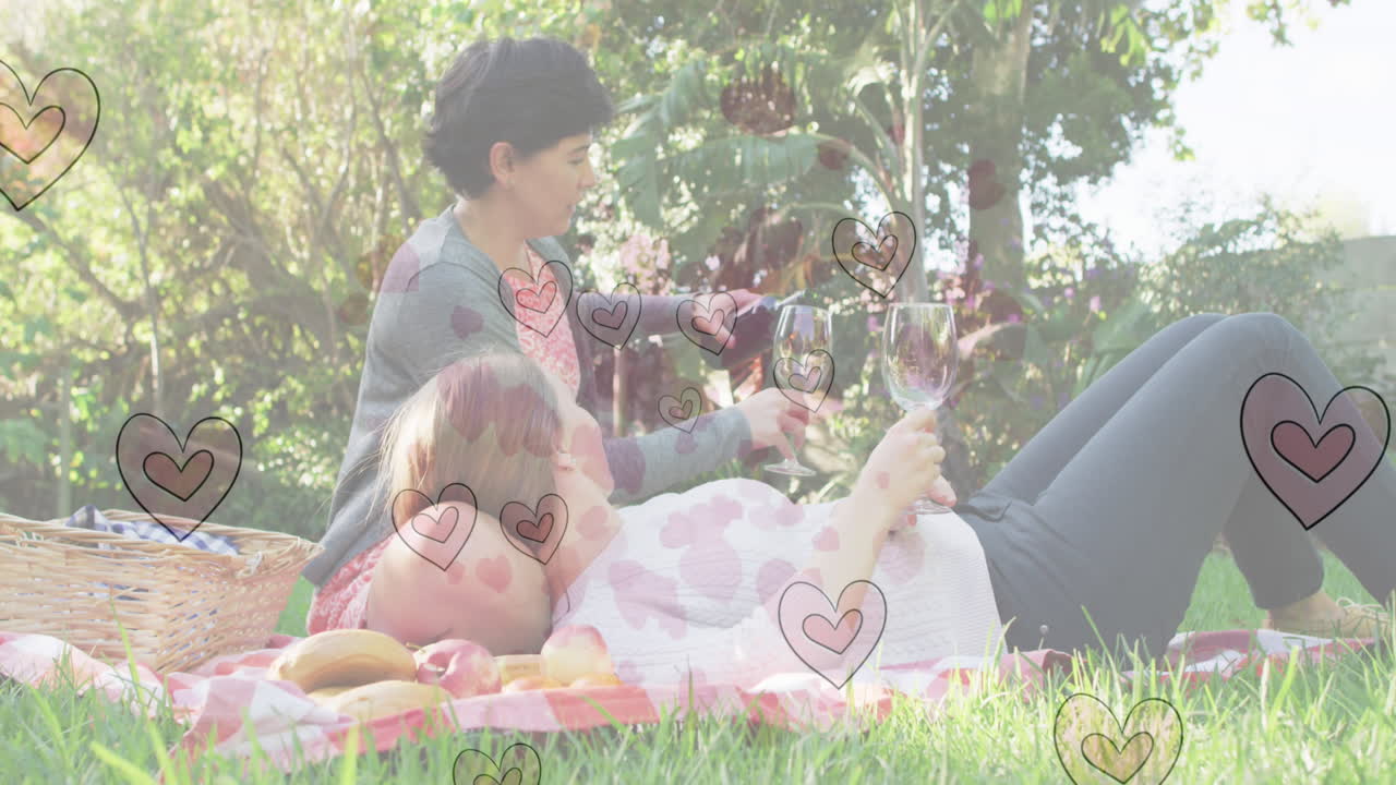 사랑에 빠진 행복한 백인 여성 커플이 와인을 마시는 심장 에모지 애니메이션