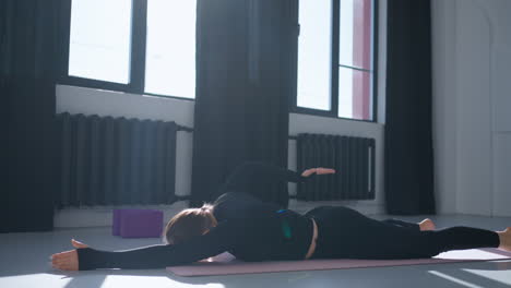 mujer practicando yoga en un estudio