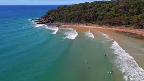 Rollende-Wellen-Im-Noosa-Nationalpark-Mit-Surfern-Im-Sommer-In-Der-Nähe-Von-Noosa-Heads-In-Queensland,-Australien