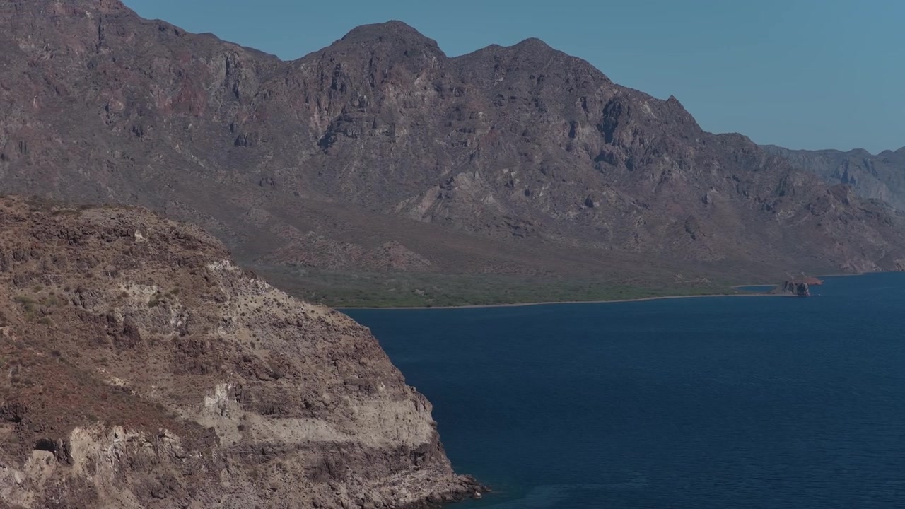 Vista drone su una tranquilla insenatura turchese e montagne desertiche sul Mare di Cortez vicino a La Paz, scena 6