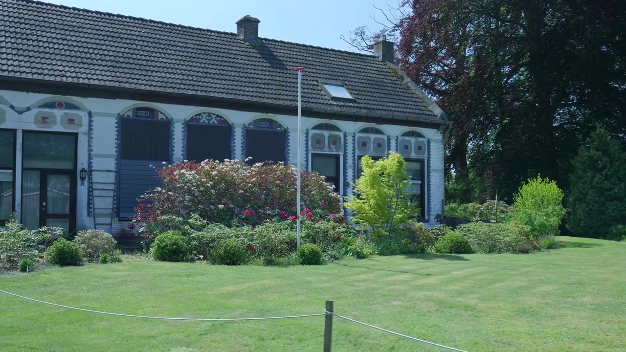 Traditionelt hollandsk hus med have og stort træ