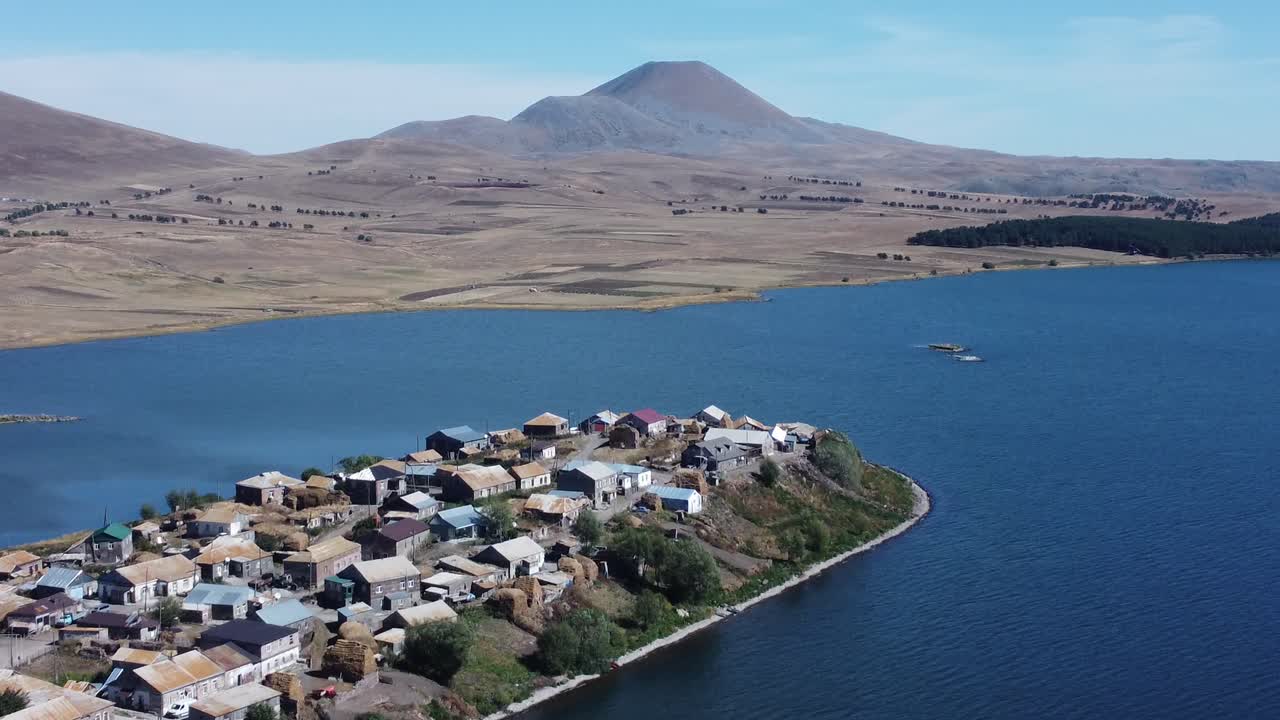 samtskhe-javakheti 지역에서 가장 아름다운 마을 중 하나인 tabatskuri 마을을 발견합니다.