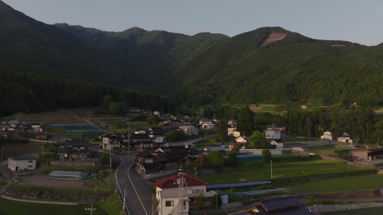 Pemandangan udara rendah perumahan pedesaan dan lembah sawah di Okayama hijau Jepang