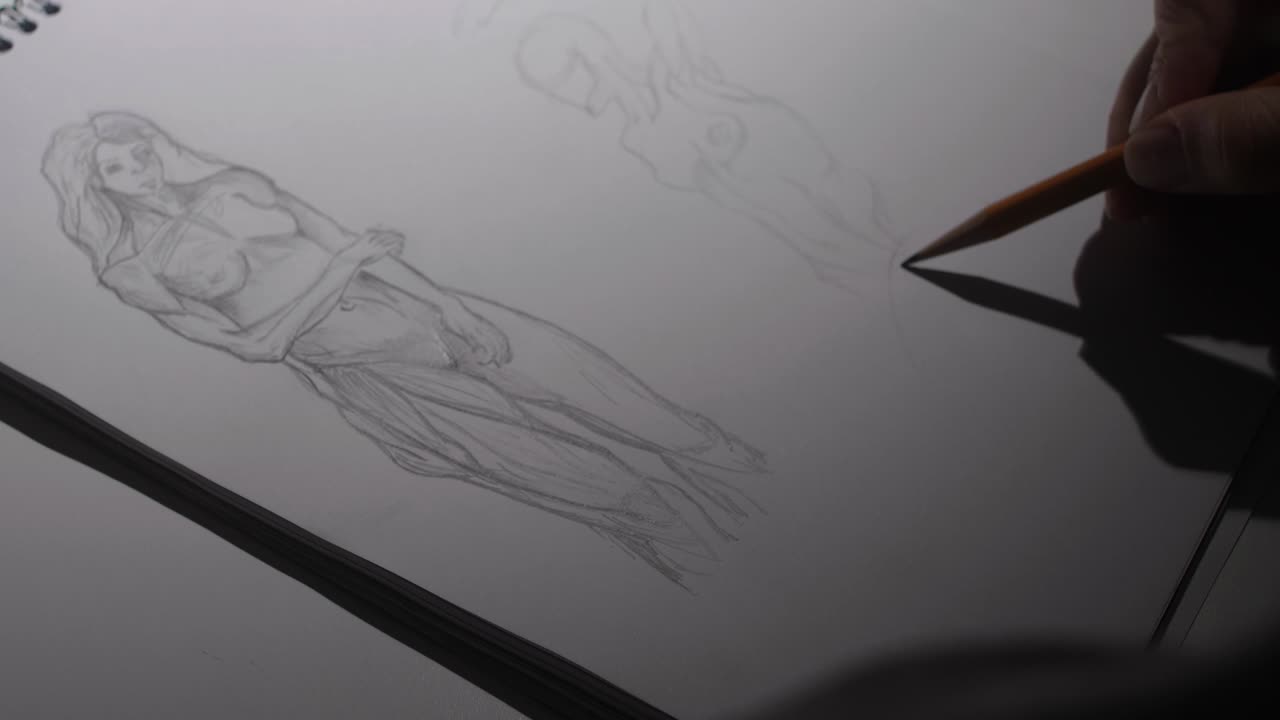 chica dibujando un boceto de anatomía cuerpo de mujer usando un lápiz en su estudio