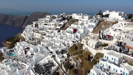 Aufschlussreiche-Luftaufnahme-Des-Dorfes-Imerovigli-Am-Rande-Der-Klippe,-Santorini