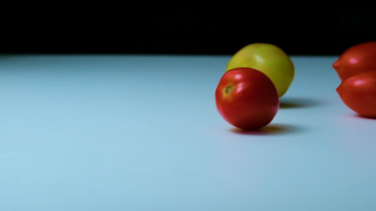 신선한 익은 토마토와 익지 않은 토마토, 표면에 굴러