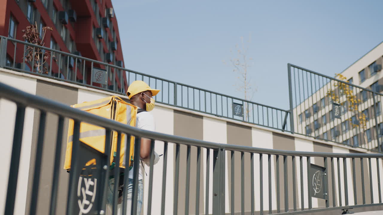 persona de entrega que lleva el pedido de alimentos en un entorno urbano