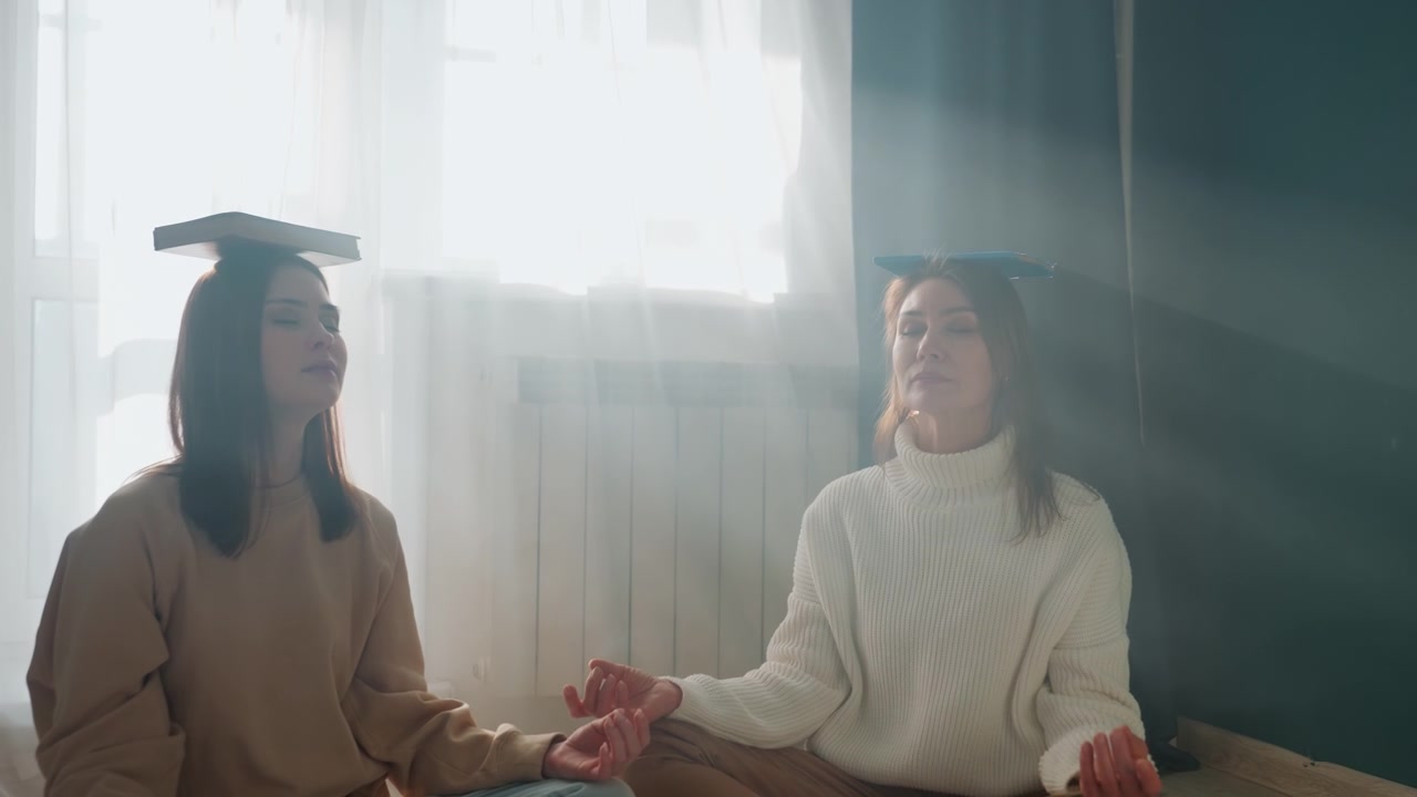 To kaukasiske kvinder udfører åndedrætsøvelser nær vinduets sollys, en talepædagog og grammatiklærer leder selvtillidstræning, nærbillede af instruktøren, holdning og ansigtsro, eksamensforberedelse.