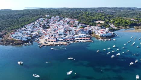 Es-Grau,-Menorca,-Verstecktes-Juwel,-Idyllischer-Rückzugsort,-Touristenziel,-Luftaufnahme