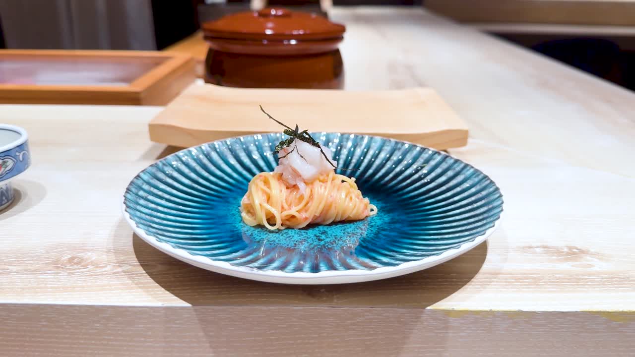 장식적 인 파란색 접시에 제공 된 누들